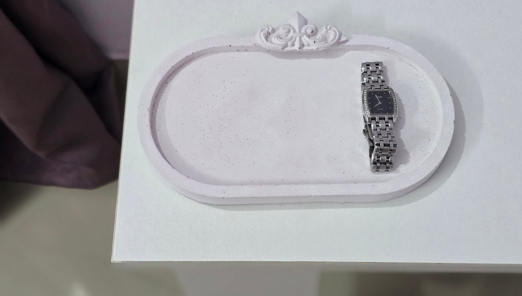 TRINKET TRAY WITH DETAIL