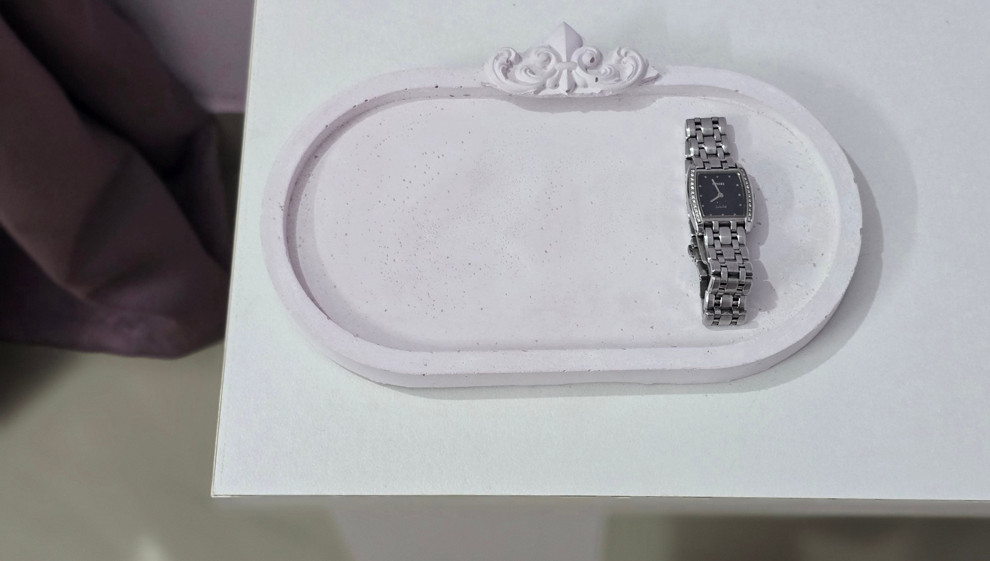TRINKET TRAY WITH DETAIL
